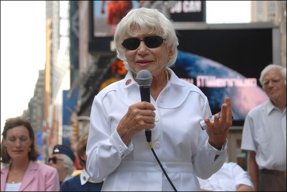 الممرضة التي دخلت تاريخ الولايات المتحدة بقبلة.. تودع الحياة  صورة رقم 10