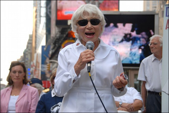 الممرضة التي دخلت تاريخ الولايات المتحدة بقبلة.. تودع الحياة  صورة رقم 15