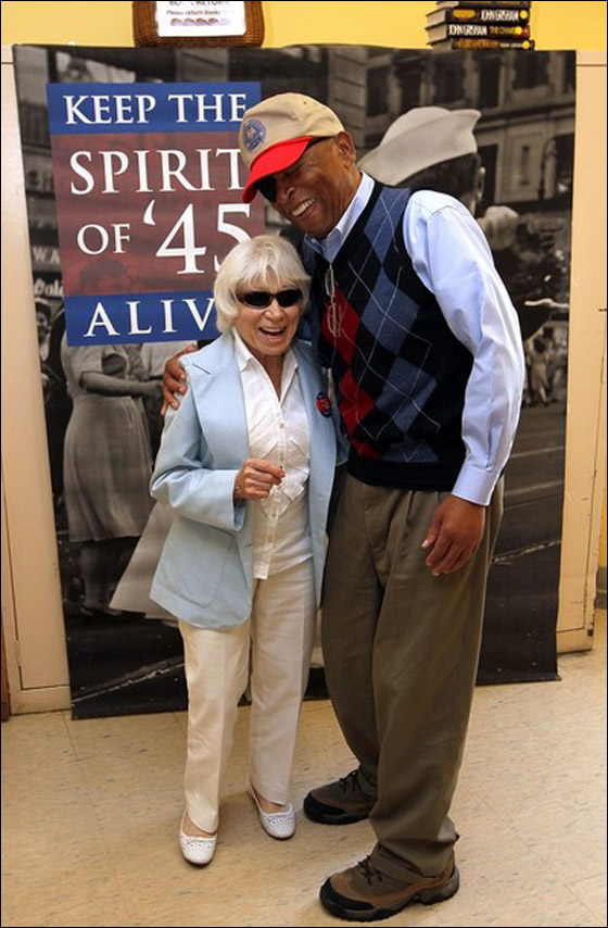 الممرضة التي دخلت تاريخ الولايات المتحدة بقبلة.. تودع الحياة  صورة رقم 18