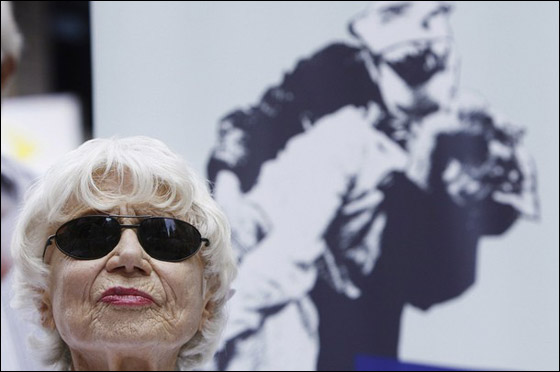 الممرضة التي دخلت تاريخ الولايات المتحدة بقبلة.. تودع الحياة  صورة رقم 13