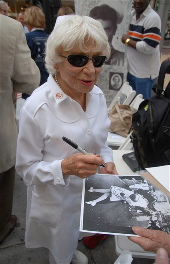 الممرضة التي دخلت تاريخ الولايات المتحدة بقبلة.. تودع الحياة  صورة رقم 12