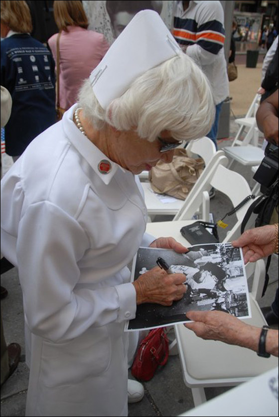 الممرضة التي دخلت تاريخ الولايات المتحدة بقبلة.. تودع الحياة  صورة رقم 14