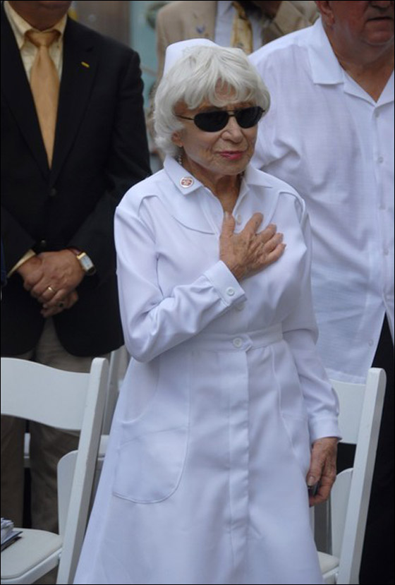 الممرضة التي دخلت تاريخ الولايات المتحدة بقبلة.. تودع الحياة  صورة رقم 17