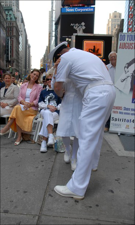 الممرضة التي دخلت تاريخ الولايات المتحدة بقبلة.. تودع الحياة  صورة رقم 11