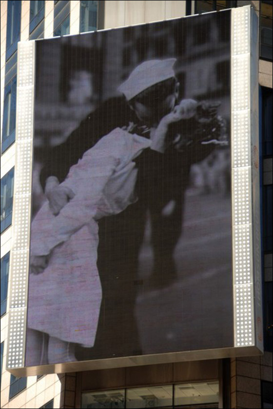 الممرضة التي دخلت تاريخ الولايات المتحدة بقبلة.. تودع الحياة  صورة رقم 8