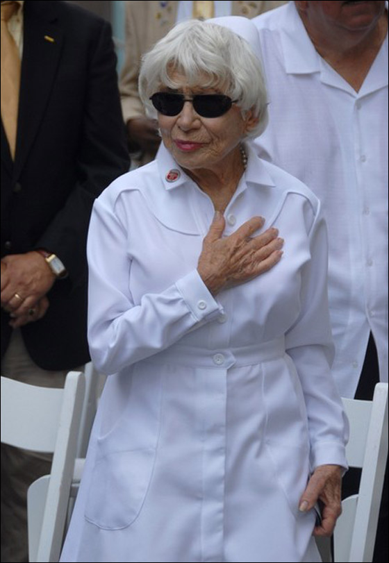 الممرضة التي دخلت تاريخ الولايات المتحدة بقبلة.. تودع الحياة  صورة رقم 19