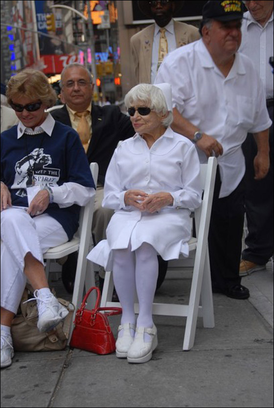 الممرضة التي دخلت تاريخ الولايات المتحدة بقبلة.. تودع الحياة  صورة رقم 2