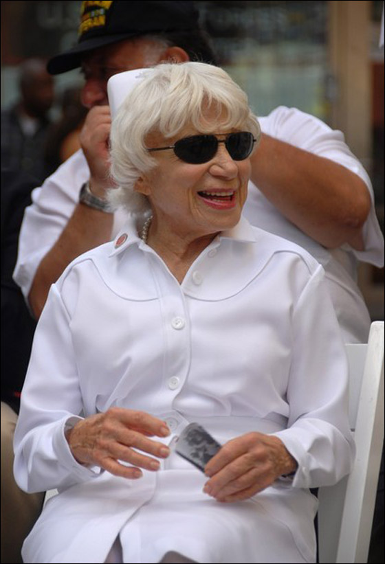 الممرضة التي دخلت تاريخ الولايات المتحدة بقبلة.. تودع الحياة  صورة رقم 9