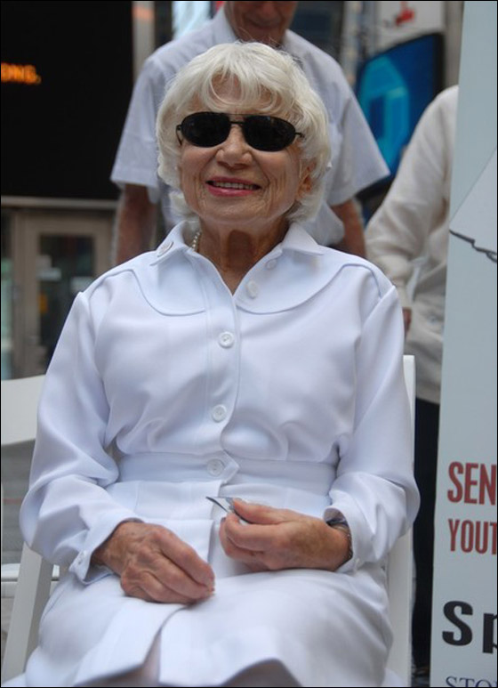 الممرضة التي دخلت تاريخ الولايات المتحدة بقبلة.. تودع الحياة  صورة رقم 4