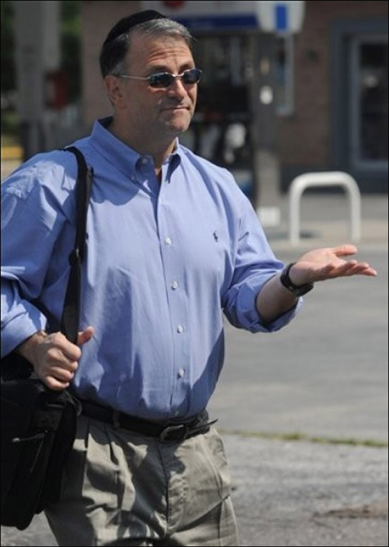 المليونير الأمريكي أبراموف يتحول إلى عامل في مطعم بيتزا! صورة رقم 5 المليونير الأمريكي أبراموف يتحول إلى عامل في مطعم بيتزا! صورة رقم 5