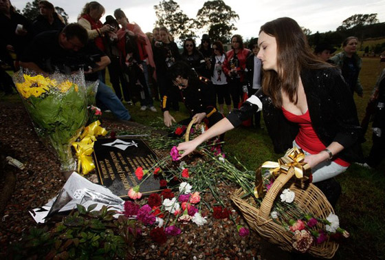 محبو مايكل جاكسون يحيون الذكرى السنوية الأولى لوفاته        صورة رقم 5