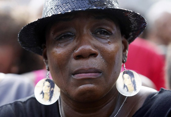 محبو مايكل جاكسون يحيون الذكرى السنوية الأولى لوفاته        صورة رقم 33