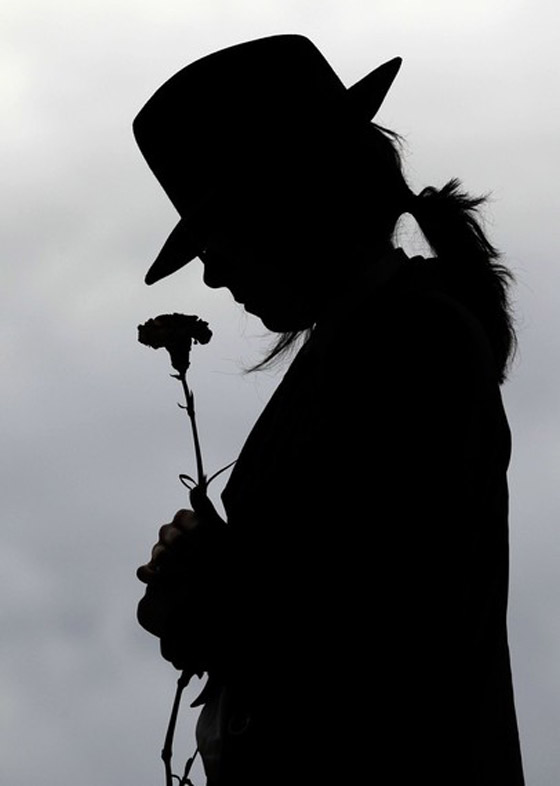 محبو مايكل جاكسون يحيون الذكرى السنوية الأولى لوفاته        صورة رقم 9