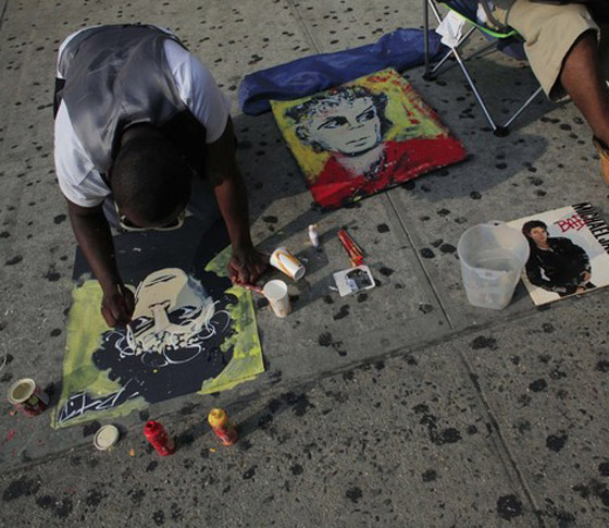 محبو مايكل جاكسون يحيون الذكرى السنوية الأولى لوفاته        صورة رقم 7