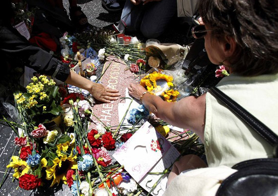 محبو مايكل جاكسون يحيون الذكرى السنوية الأولى لوفاته        صورة رقم 24