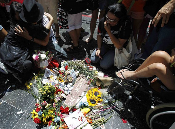 محبو مايكل جاكسون يحيون الذكرى السنوية الأولى لوفاته        صورة رقم 8