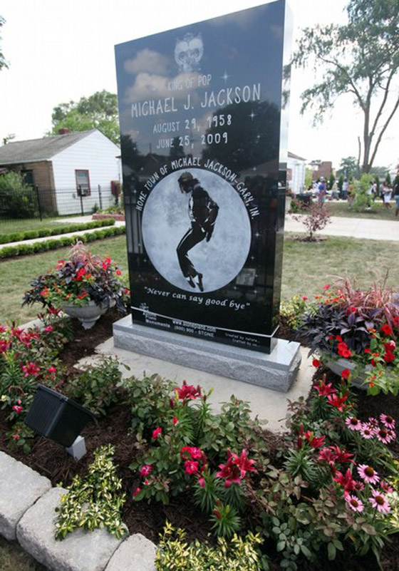 محبو مايكل جاكسون يحيون الذكرى السنوية الأولى لوفاته        صورة رقم 15