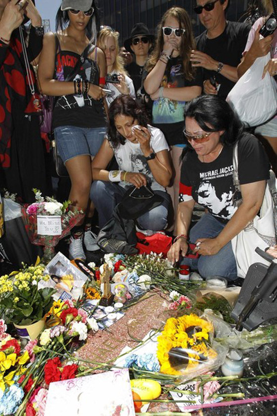 محبو مايكل جاكسون يحيون الذكرى السنوية الأولى لوفاته        صورة رقم 10