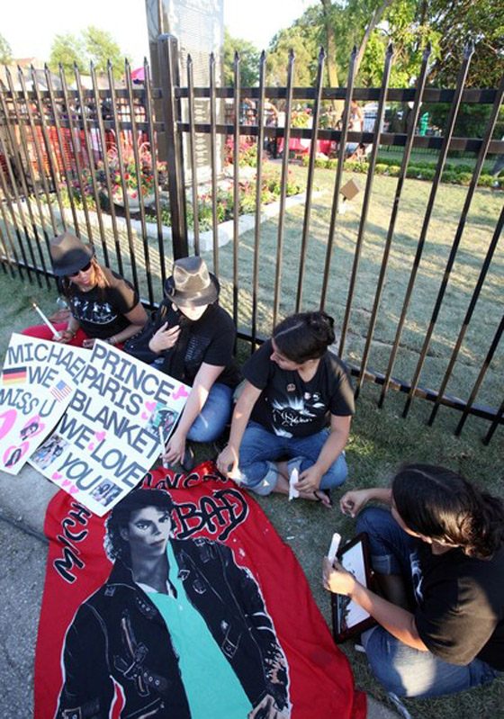 محبو مايكل جاكسون يحيون الذكرى السنوية الأولى لوفاته        صورة رقم 34