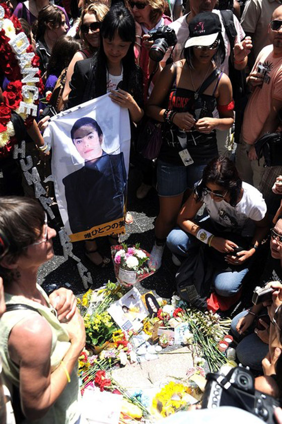 محبو مايكل جاكسون يحيون الذكرى السنوية الأولى لوفاته        صورة رقم 4