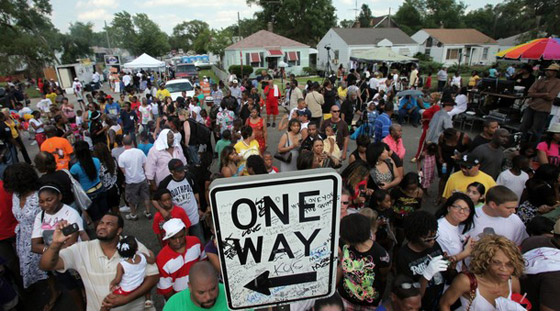 محبو مايكل جاكسون يحيون الذكرى السنوية الأولى لوفاته        صورة رقم 11