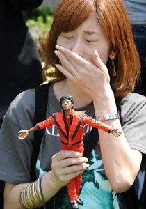 محبو مايكل جاكسون يحيون الذكرى السنوية الأولى لوفاته        صورة رقم 1