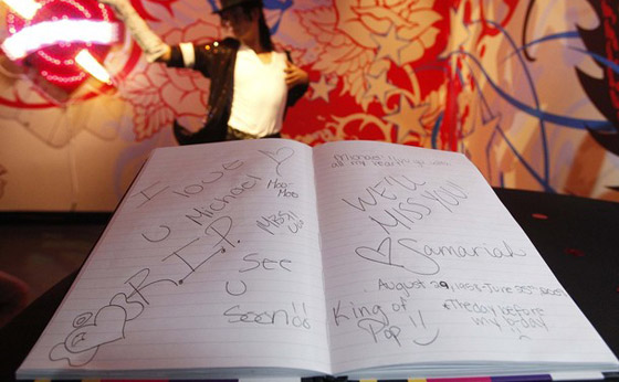 محبو مايكل جاكسون يحيون الذكرى السنوية الأولى لوفاته        صورة رقم 19