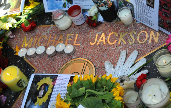 محبو مايكل جاكسون يحيون الذكرى السنوية الأولى لوفاته        صورة رقم 12