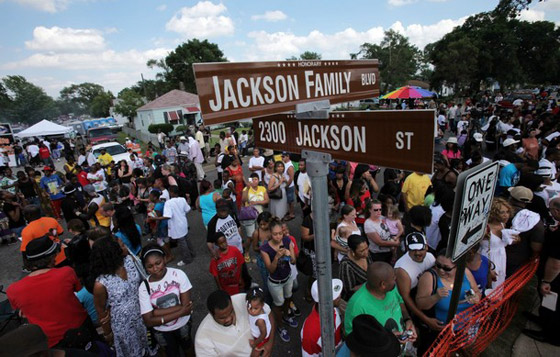 محبو مايكل جاكسون يحيون الذكرى السنوية الأولى لوفاته        صورة رقم 18