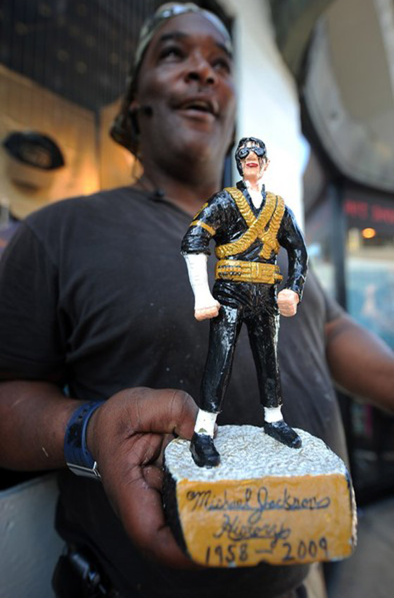 محبو مايكل جاكسون يحيون الذكرى السنوية الأولى لوفاته        صورة رقم 23