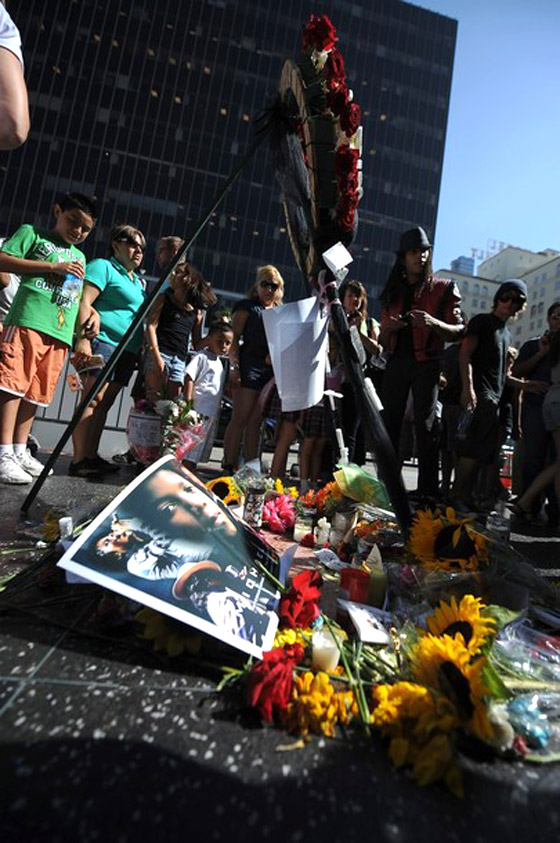 محبو مايكل جاكسون يحيون الذكرى السنوية الأولى لوفاته        صورة رقم 31