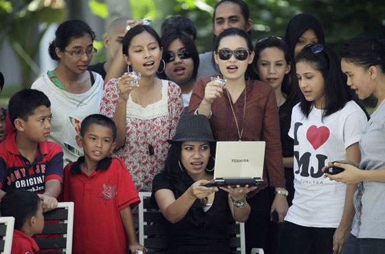 محبو مايكل جاكسون يحيون الذكرى السنوية الأولى لوفاته        صورة رقم 21