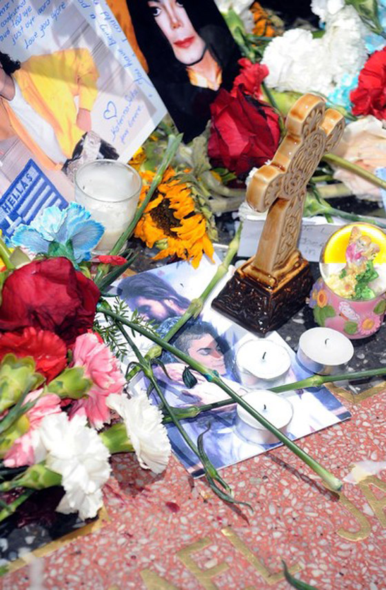 محبو مايكل جاكسون يحيون الذكرى السنوية الأولى لوفاته        صورة رقم 28