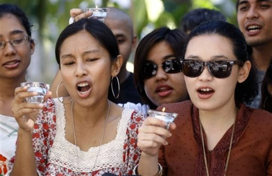 محبو مايكل جاكسون يحيون الذكرى السنوية الأولى لوفاته        صورة رقم 20