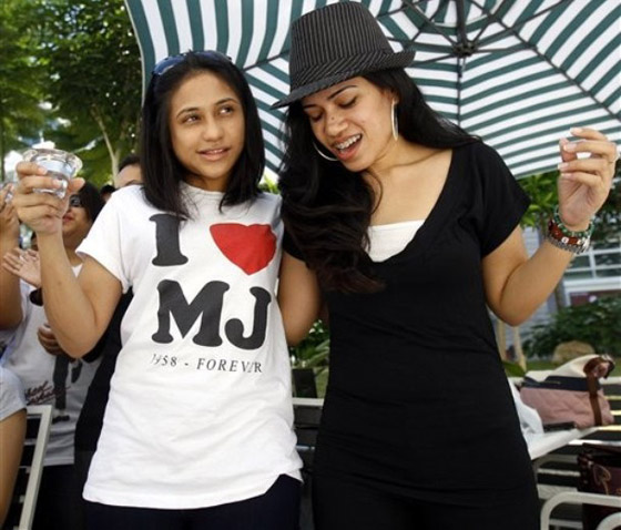 محبو مايكل جاكسون يحيون الذكرى السنوية الأولى لوفاته        صورة رقم 17