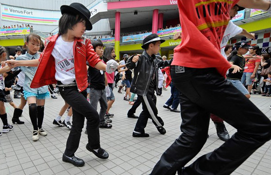 محبو مايكل جاكسون يحيون الذكرى السنوية الأولى لوفاته        صورة رقم 29