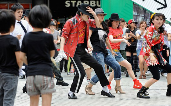 محبو مايكل جاكسون يحيون الذكرى السنوية الأولى لوفاته        صورة رقم 22