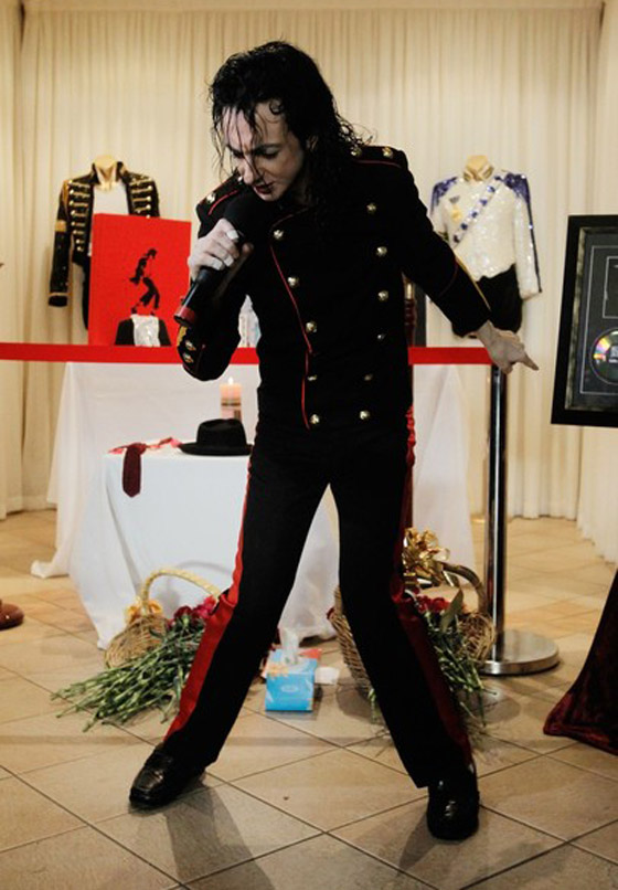 محبو مايكل جاكسون يحيون الذكرى السنوية الأولى لوفاته        صورة رقم 30