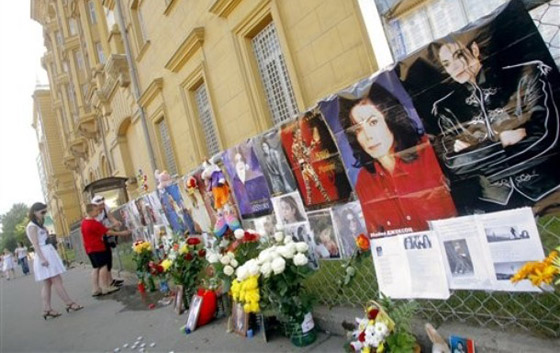 محبو مايكل جاكسون يحيون الذكرى السنوية الأولى لوفاته        صورة رقم 35