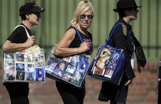 محبو مايكل جاكسون يحيون الذكرى السنوية الأولى لوفاته        صورة رقم 38