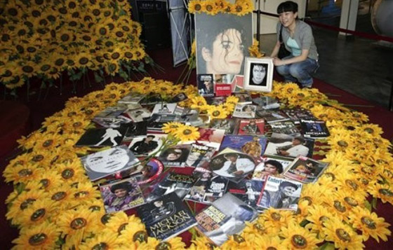 محبو مايكل جاكسون يحيون الذكرى السنوية الأولى لوفاته        صورة رقم 36