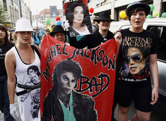 محبو مايكل جاكسون يحيون الذكرى السنوية الأولى لوفاته        صورة رقم 39