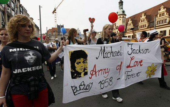 محبو مايكل جاكسون يحيون الذكرى السنوية الأولى لوفاته        صورة رقم 37