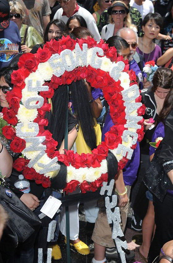 محبو مايكل جاكسون يحيون الذكرى السنوية الأولى لوفاته        صورة رقم 3