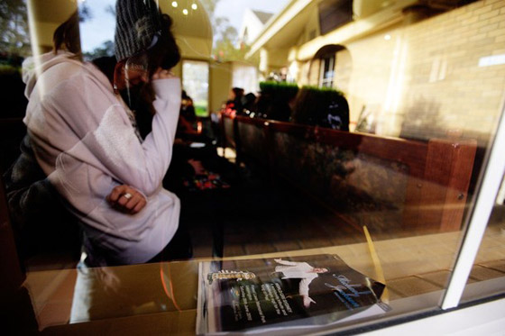 محبو مايكل جاكسون يحيون الذكرى السنوية الأولى لوفاته        صورة رقم 2