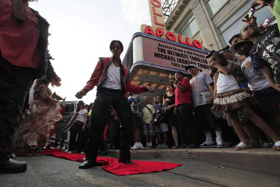 محبو مايكل جاكسون يحيون الذكرى السنوية الأولى لوفاته        صورة رقم 13