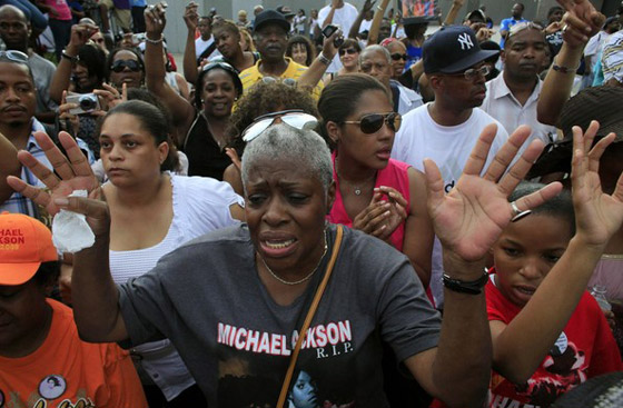 محبو مايكل جاكسون يحيون الذكرى السنوية الأولى لوفاته        صورة رقم 6