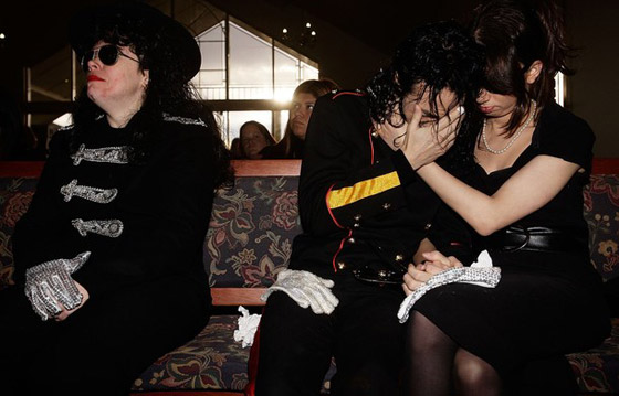 محبو مايكل جاكسون يحيون الذكرى السنوية الأولى لوفاته        صورة رقم 25