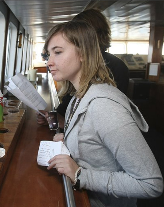 المراهقة المغامرة لا تجد في حطام قاربها حداً لحلمها!! صورة رقم 7 المراهقة المغامرة لا تجد في حطام قاربها حداً لحلمها!! صورة رقم 7