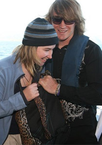 المراهقة المغامرة لا تجد في حطام قاربها حداً لحلمها!! صورة رقم 1 المراهقة المغامرة لا تجد في حطام قاربها حداً لحلمها!! صورة رقم 1